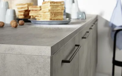 Kuhinja Nolte Küchen Stone 263 - Beton / Feel 96A - Arcticweiß softmatt