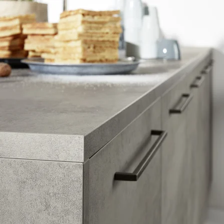 Kuhinja Nolte Küchen Stone 263 - Beton / Feel 96A - Arcticweiß softmatt